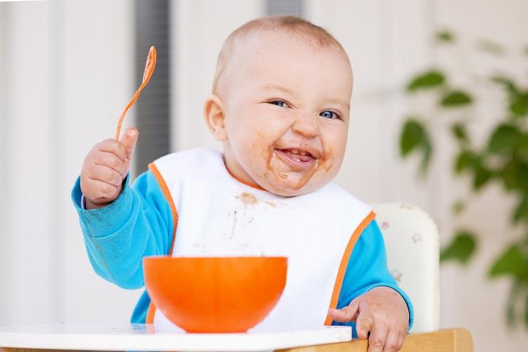 3 coisas que você não deve fazer na introdução alimentar do seu bebê